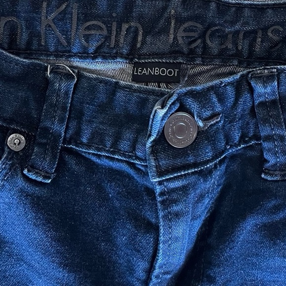 4/27 Calvin Klein lean bootcut dark wash jeans with button closure back pocket - Picture 4 of 7